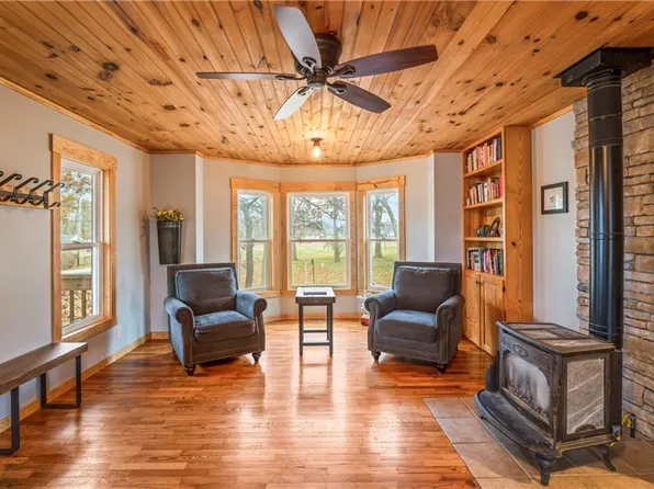 201 N Garfield St, Garnett, KS 66032