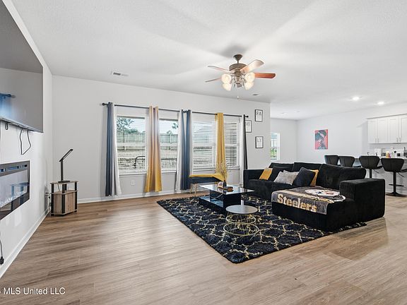5th image of 2333 Hyacinth Ln