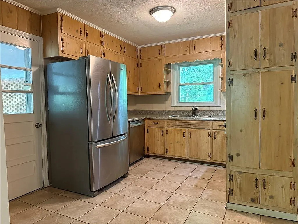 4 bed, 3.0 bath, 1732 sqft, $2,300 — Photo 2