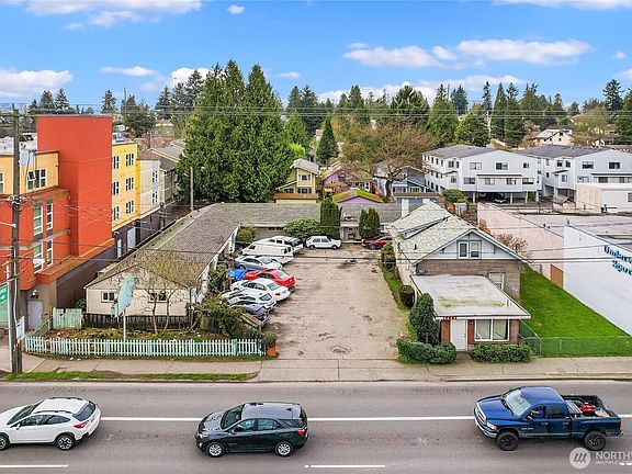2nd image of 10531 Aurora Avenue N