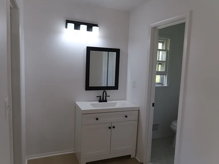 1085 Vaughn Ave — Photo 6