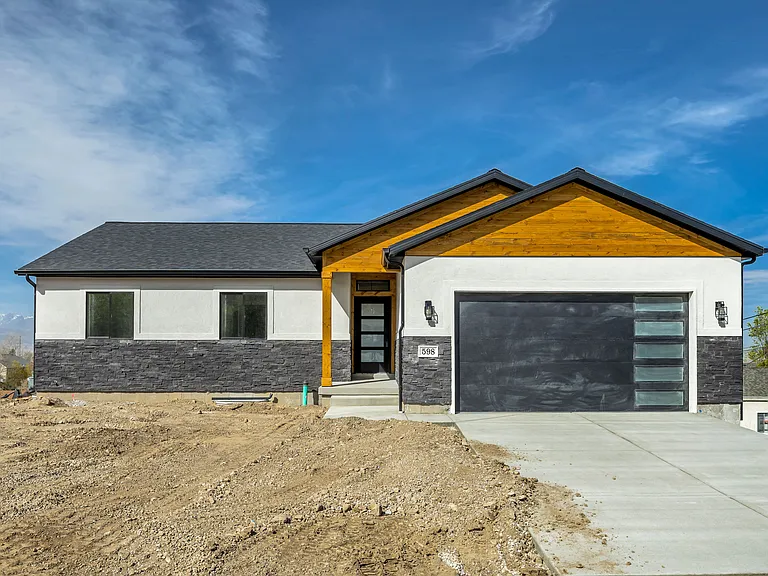 598 Canyon Rd — Photo 1