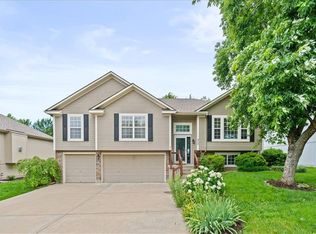 958 NW Maplewood Ct, Grain Valley, MO 64029