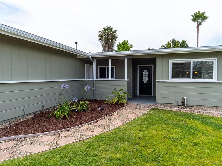 4554 Seminole Dr — Photo 8