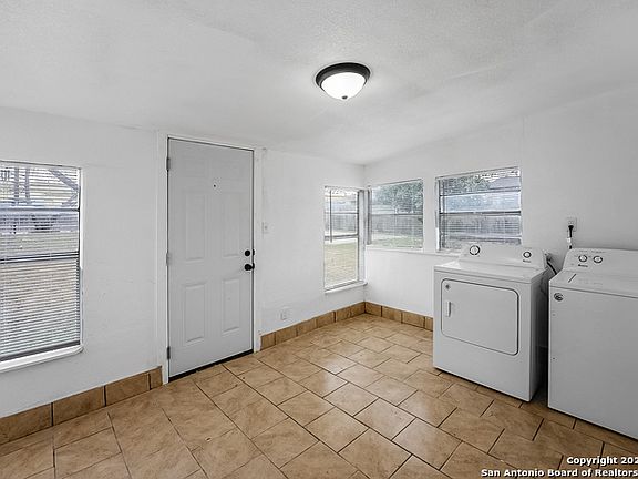 5th image of 122 Stolnet St