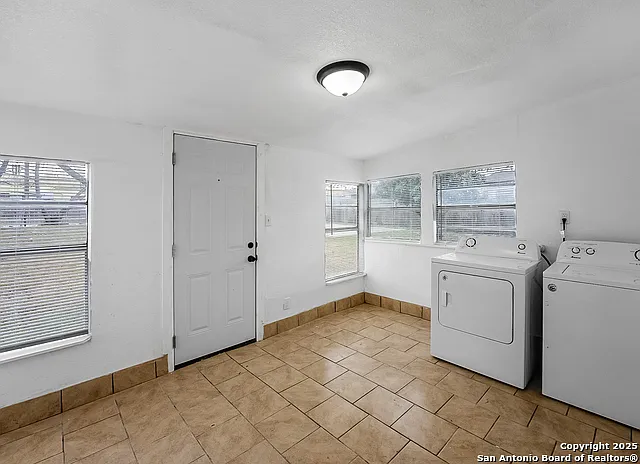 122 Stolnet St — Photo 5