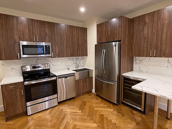 5th image of 921 Washington Ave #161