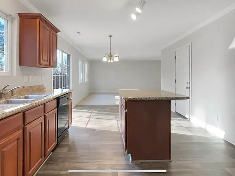 107 Walnut Crossing Dr — Photo 9