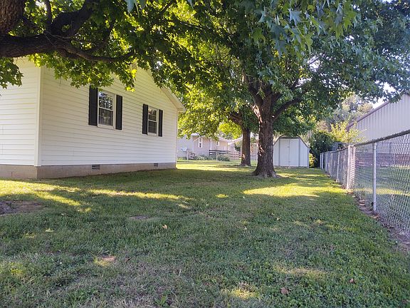 3rd image of 315 Circle Dr