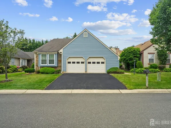 4 Molly Pitcher Ct, Monroe Township, NJ 08831