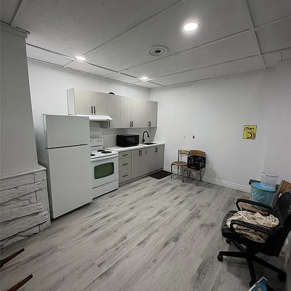 444 McEwan Ave — Photo 2