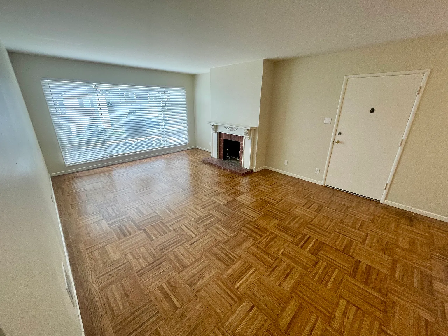 2 bed, 940 sqft, $4,500 — Photo 4
