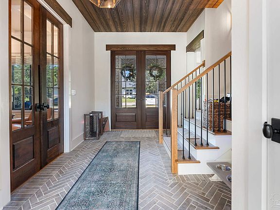 5th image of 2722 Manor Cir