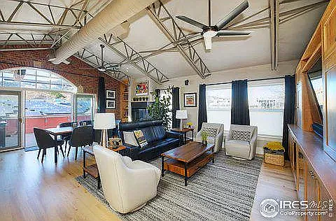 2523 Broadway St — Photo 2