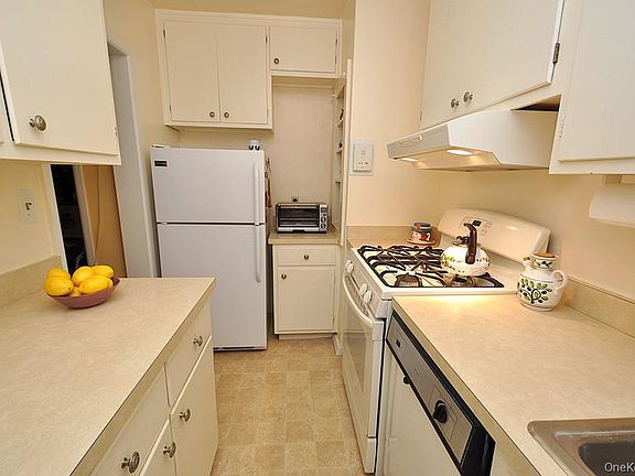 4th image of 209 Garth Road #2M