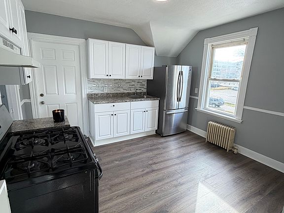 3rd image of 72 Blackburn St Floor 2