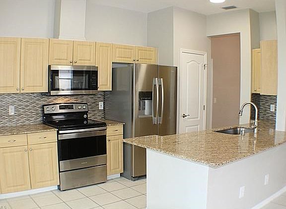 Beautifully updated kitchen - all new appliances