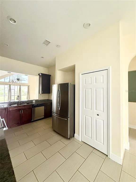 4 bed, 2.5 bath, 2341 sqft, $2,600 — Photo 4