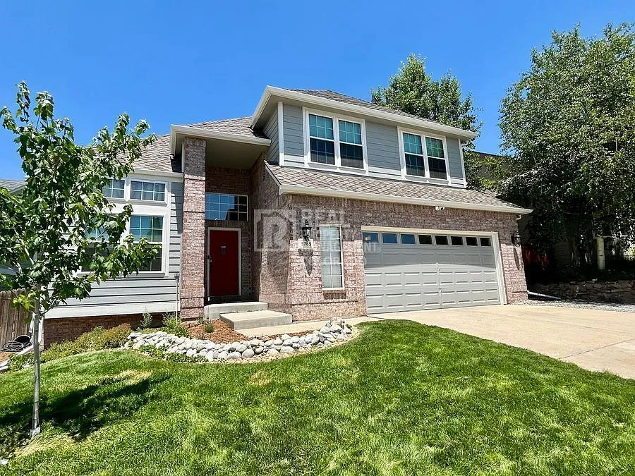 Spacious 4-Bedroom Aurora Home with Finished Basement & Community Amenities — Photo 1