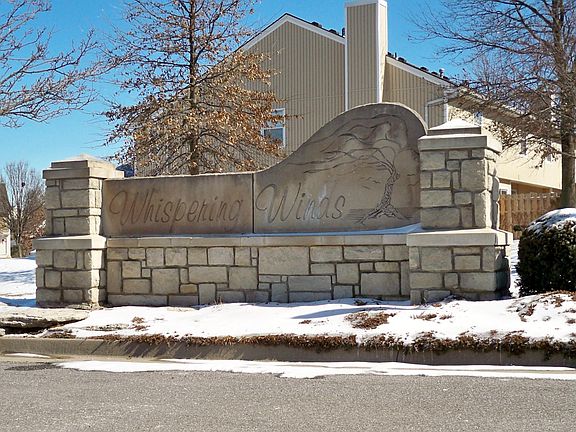 2nd image of 1000 NE Whispering Winds Ct Unit 4