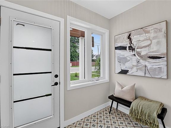 5th image of 325 Queensdale Ave E