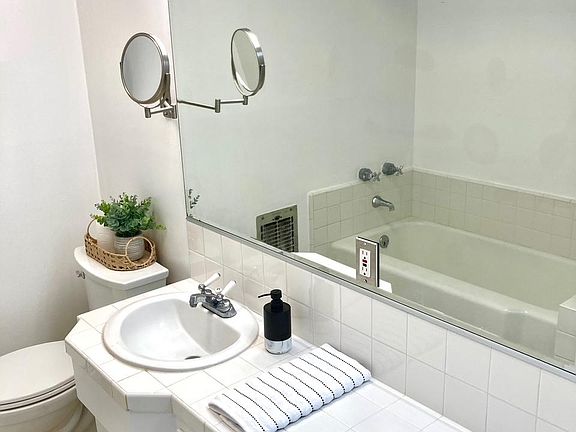 5th image of 22828 Pacific Coast Hwy APT A