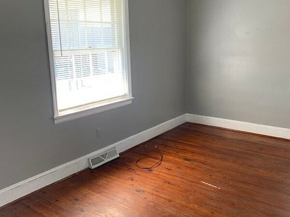 3rd image of 423 Charles Ave
