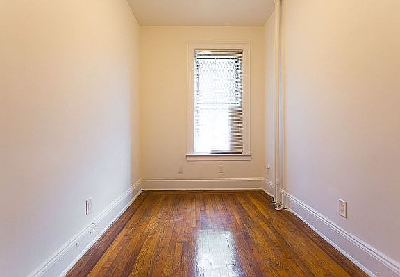 5th image of 41-21 Denman St #3
