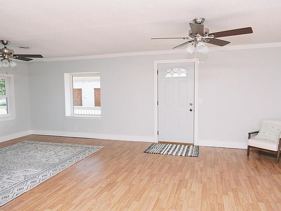 5th image of 405 Memorial Dr