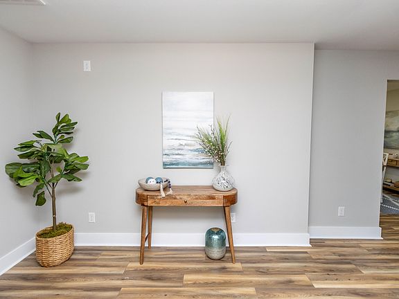 5th image of 102 Smythe Dr