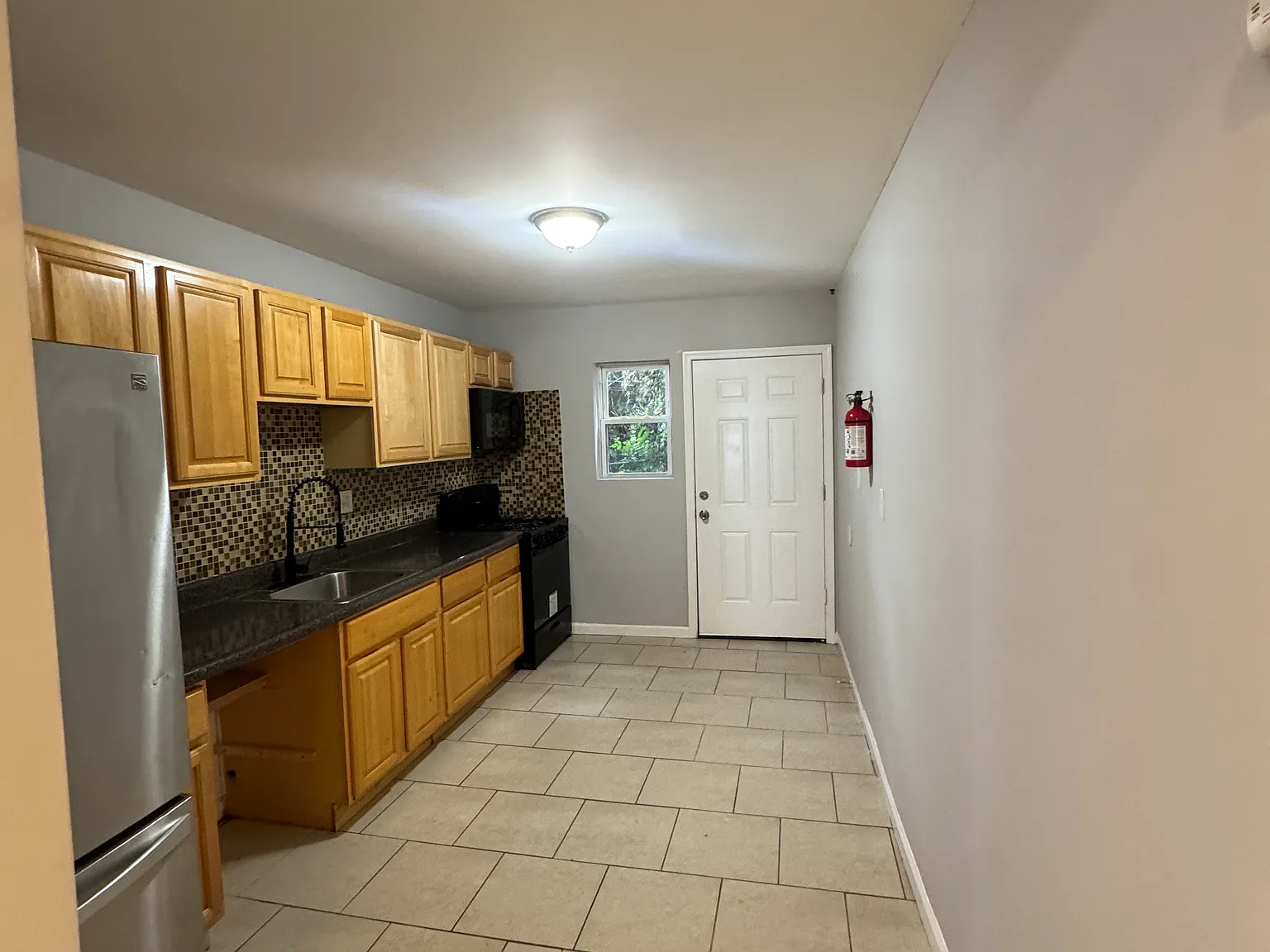 3 bed, $1,900 — Photo 3