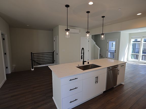 5th image of 13710 Ash Way #D1