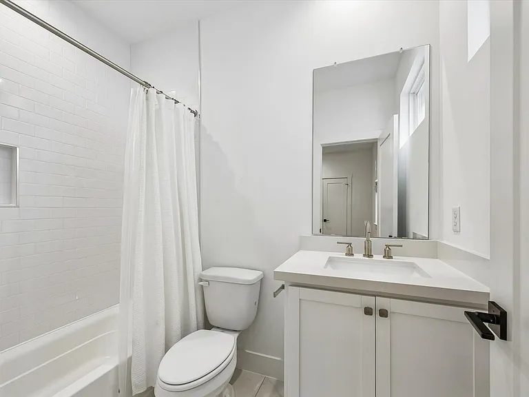 921 W 21st St — Photo 26