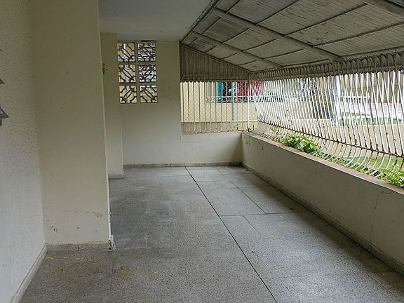 Balcon. Al final es la escalera para apto arriba.