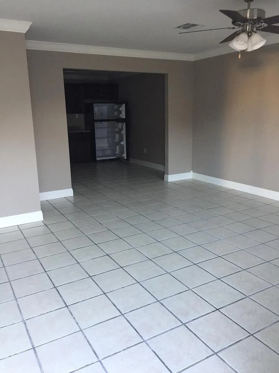 Building Photo - 302 Veterans Ave #2