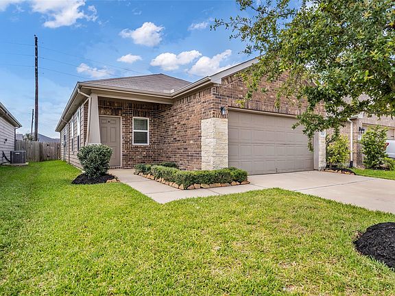 3rd image of 25703 Bottlebrush Sedge St