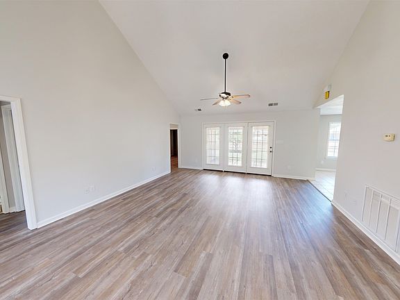 5th image of 215 Empire Ave