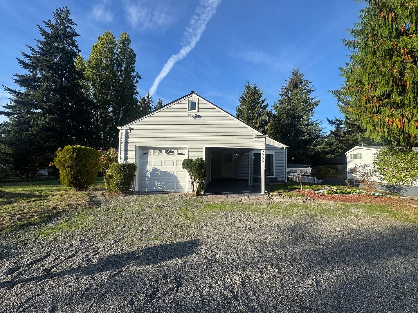 5 Bedroom with a FULLY Finished Basement! — Photo 2