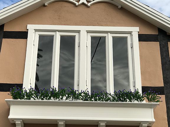 4th image of 2262 N Beachwood Dr #6