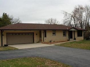 2600 S Meadowlark Dr, New Berlin, WI 53151