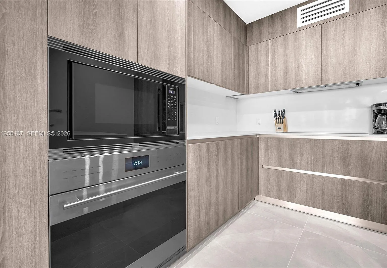 2 bed, 2.5 bath, 1361 sqft, $7,450 — Photo 4