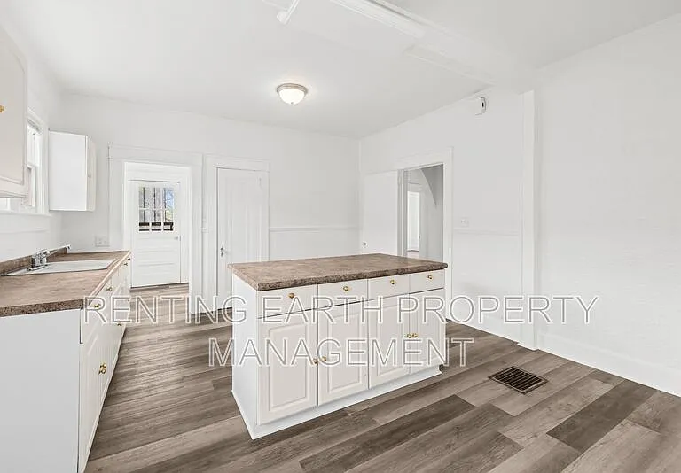 1635 43rd St — Photo 13