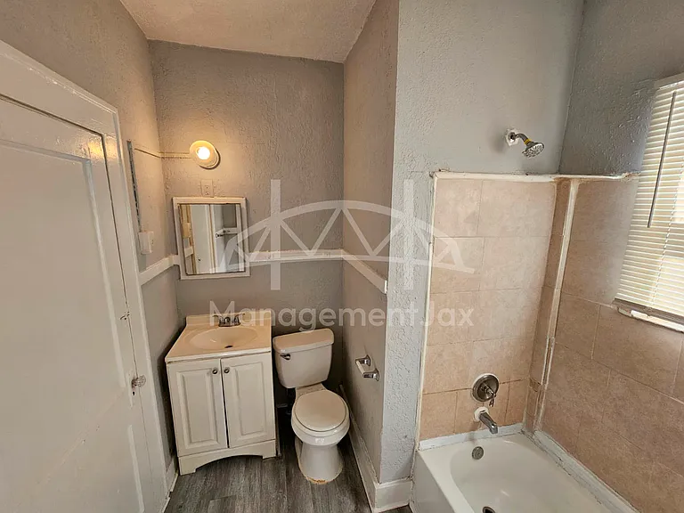 528 W 25th St — Photo 6