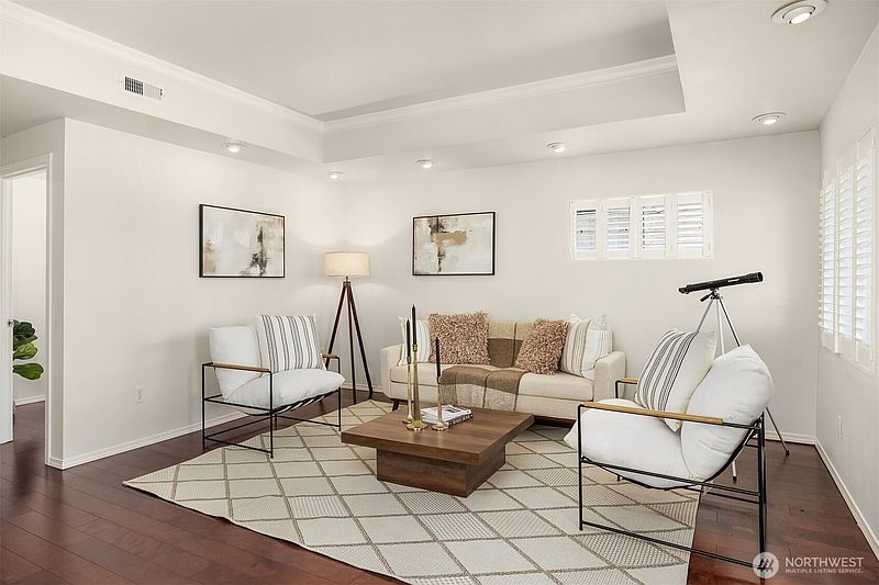 4th image of 103 8th Avenue S
