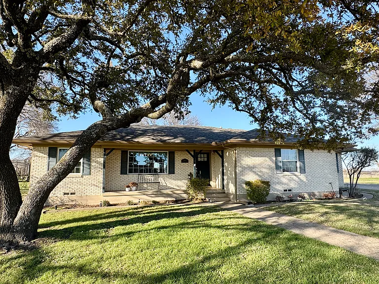 880 Estelle Ln — Photo 1