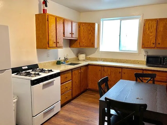 3 bed, $5,200 — Photo 2