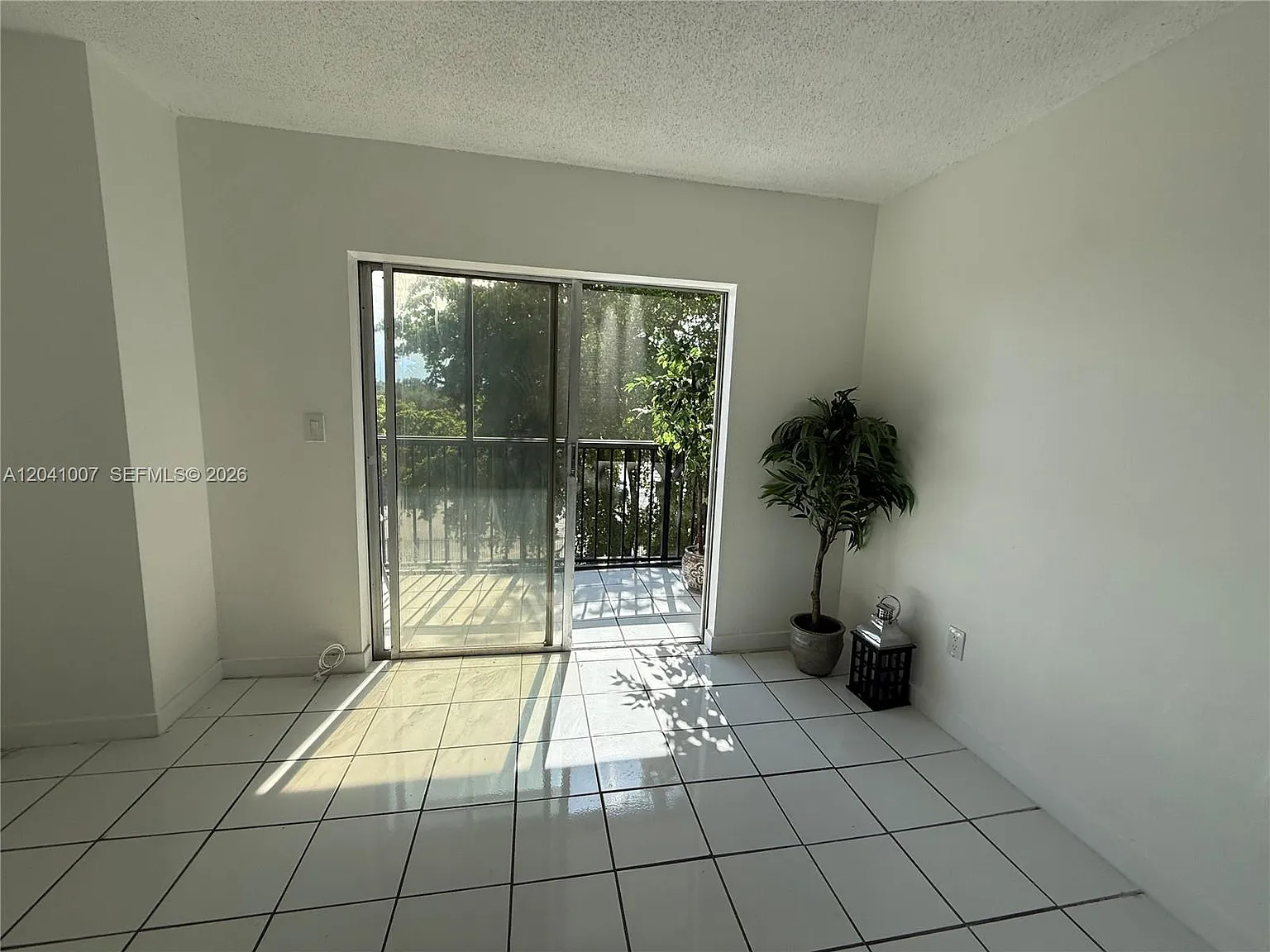 Dixie Terrace Condo — Photo 1