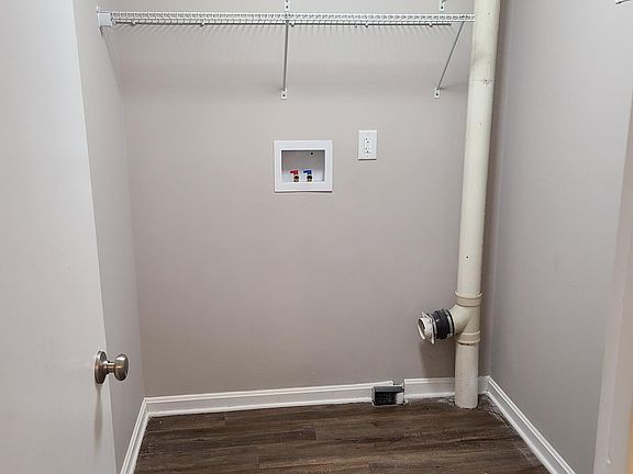 Separate room for washer/dryer