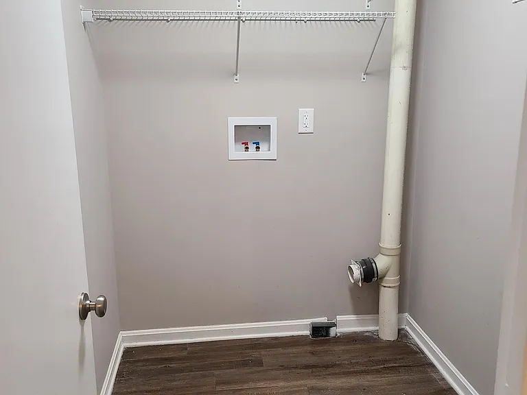 Separate room for washer/dryer