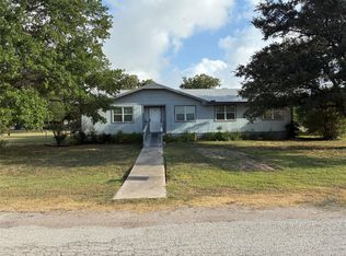 705 E Umlang St, Thorndale, TX 76577